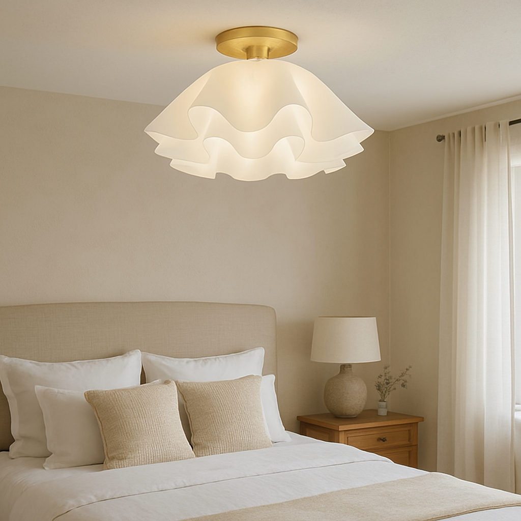 Solith | Gailon-style Ceiling Lamp with Sleek Details 1