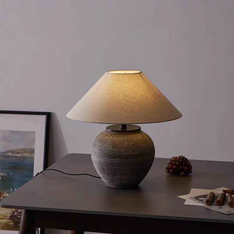 Vyntra | Vintage Ceramic Table Lamp with Classic Appeal for Modern Interiors
