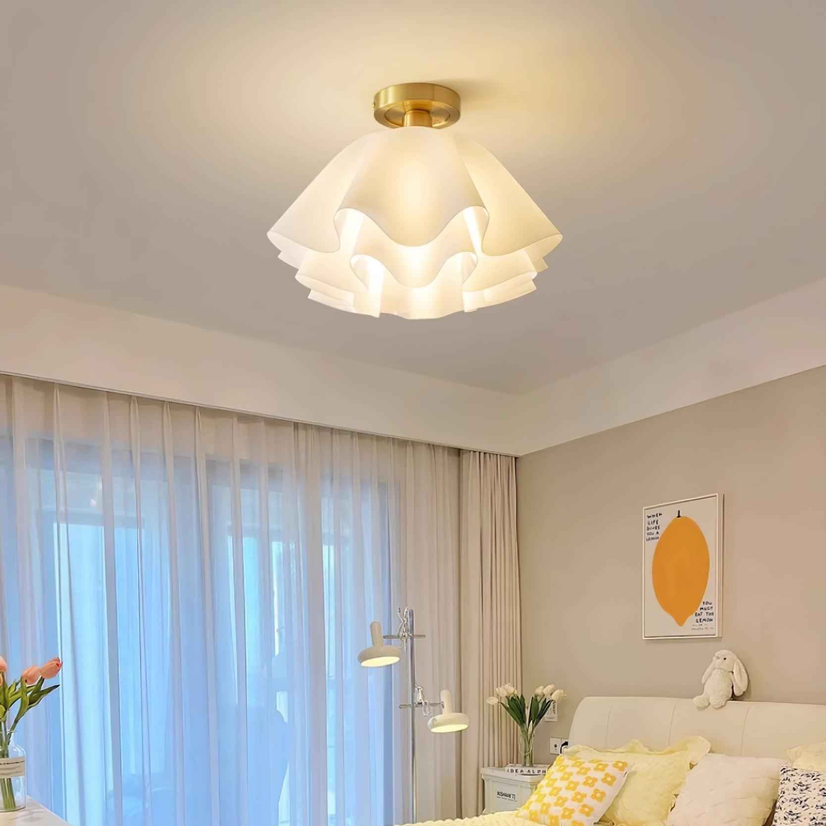 Solith | Gailon-style Ceiling Lamp with Sleek Details